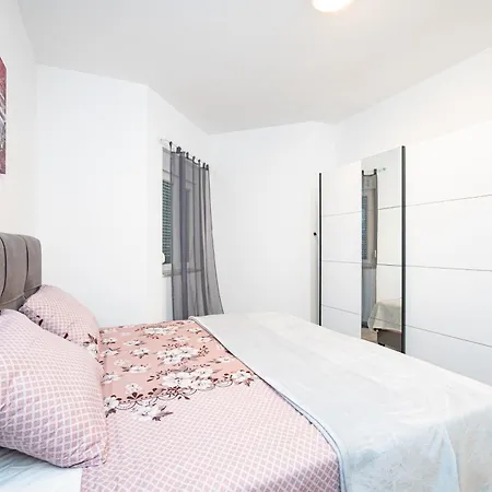 Apartman With Parking Space - 24646 *